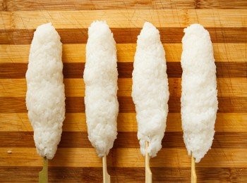 step1: 先把白飯捏成長條狀後插上竹籤。