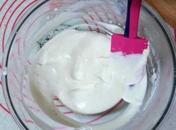 step4: 奶油乳酪用攪拌機攪拌至融化後，加入草莓優格，檸檬汁糖拌勻。