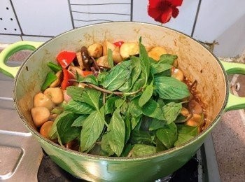 step8: 收汁後下九層塔葉及小許麻油兜勻便完成。