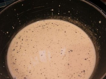 step11: -  剪開雲呢拿枝，用小刀把裡內的雲呢拿籽刮出來
- 雲呢拿籽+牛奶用小火煮至在鍋中的開始冒泡泡的狀態後關火備用