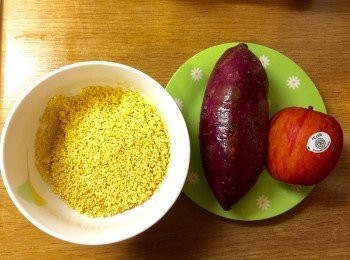 step1: 把小米洗淨泡好，蘋果跟紫芋地瓜刷洗乾淨，蘋果削皮切塊。