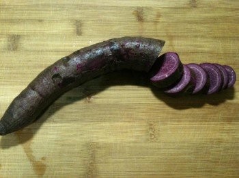 step1: 將地瓜的外皮刷洗乾淨後，切片備用。