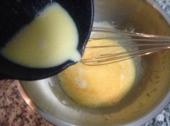 step2: 蛋白和蛋黃分開. 蛋黃打散備用,蛋白先放冰箱。 奶油和牛奶加溫融化後(溫度不要太高),接著慢慢倒入已打散的蛋黃中(邊倒要邊攪拌),再加入篩過的低粉，混勻備用。