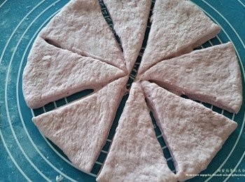 step3: 第一次發酵為期45分鐘完成後, 拿出來用手排氣滾圓分成八等份之三角、
由頂至底卷下做成牛角型