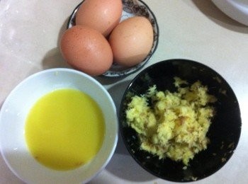 step1: 首先把剁好的薑，榨出薑汁待用。