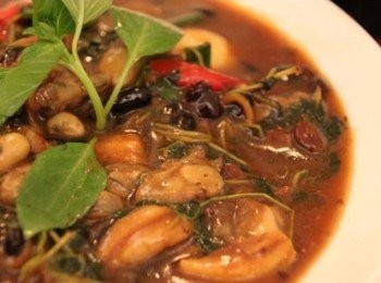 step2: 接著放入得意的一天香菇素蠔油、米酒，再把牡犡（蚵仔）和青蔥到入鍋中炒，即可盛盤！最後再放入一根九層塔即可完成。