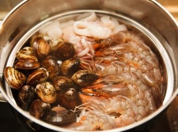 step7: (這道湯品傳統的做法會把海鮮另外川燙，但這樣就會喪失部分的鮮甜味，所以我改成用蒸的，利用蒸鍋特有的特性，海鮮蒸熟後的湯汁直接滴落入鍋中，鮮甜味都沒有流失。)