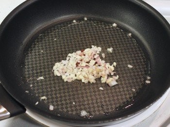 step5: 鍋子倒入橄欖油預熱, 先倒入蒜泥和乾蔥泥炒香 。