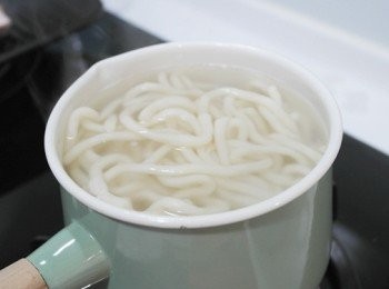 step7: 水煮烏龍麵取出備用。