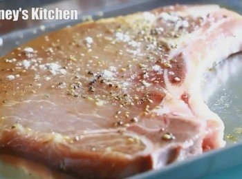 step1: 洋蔥切細粒, 蒜頭切碎, 豬扒洗淨吸乾水份, 加入<span class="group_2">醃料</span>拌勻, 醃30分鐘以上