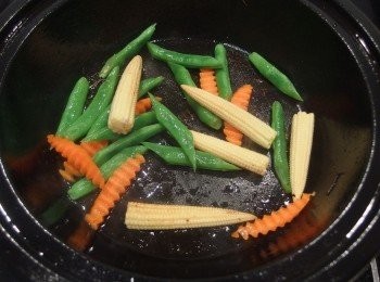 step7: 利用原鍋裡釋放出的香料雞油,放入蔬菜下鍋炒熟,加入少許的鹽調味即可起鍋裝盤。