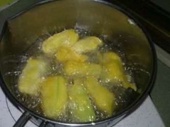 step2: 備一鍋熱油，再將裹粉糊的絲瓜條下鍋炸至金黃