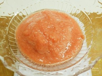 step2: 打好後用磅量130g, 如不夠就加清水補足, 之後放入微波爐加熱30秒(或座熱水至溫暖程度)