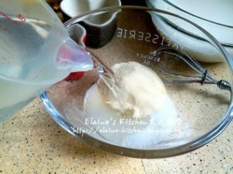 step5: 魚膠粉及糖放入碗內拌勻 , 加入熱水拌勻至完全溶化靜待10分鐘