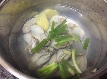 step3: 煲滾少許水(水可蓋過蠔就夠),放入2片薑及1條蔥及蠔,然後熄火浸3分鐘左右,跟住倒起