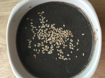 step3: 倒入容器內再撒上些許白芝麻