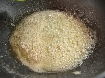 step6: 大約煮十來分鐘左右，泡沫會變得繁多，糖水變成濃稠的糖漿，就可以熄火。