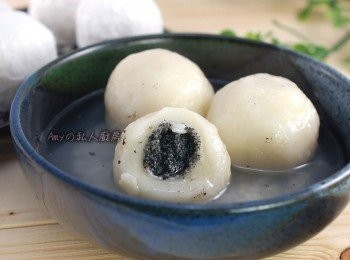 step17: 加入一大匙的酒釀及煮元宵的熱湯,即能享用美味的元宵。