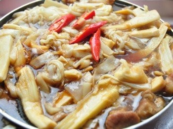 step11: 放入筍絲入鍋一起滾煮約10分鐘後關火