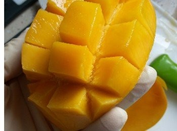 step2: 芒果切粒，較完整的約300gm用做內饀，另外350gm的加入砂糖，檸檬汁，用作打成芒果蓉。