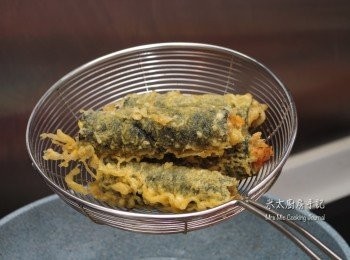 step8: 把紫菜卷放入已燒熱的油中炸約1分鐘，盛起。