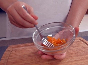 step4: 鹹蛋隔水蒸熟，取鹹蛋黃壓蓉備用