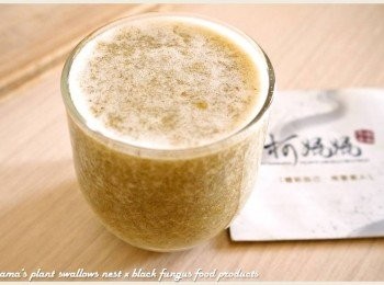 step4: 用果汁機將所有<span class="group_1">食材</span>充分攪拌均勻，便可倒入玻璃杯中。