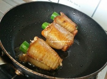 step5: **不要心急，全程慢火, 其間要不時翻動<a href="https://bit.ly/3zHU5V3" target="_blank" data-keyword="雞翼" class="guide-link"><strong>雞翼</strong></a> <span style="display:inline-block;vertical-align:middle;margin-top:-3px;color:initial;border-radius:3px;padding:2px 3px;font-size:12px;line-height:14px;background:#87d300;color:#fff;">即買</span> , 否則<a href="https://bit.ly/3zHU5V3" target="_blank" data-keyword="雞翼" class="guide-link"><strong>雞翼</strong></a> <span style="display:inline-block;vertical-align:middle;margin-top:-3px;color:initial;border-radius:3px;padding:2px 3px;font-size:12px;line-height:14px;background:#87d300;color:#fff;">即買</span> 會外焦內不熟.