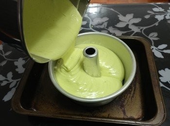 step6: 將<span class="group_1">蛋糕漿</span>倒入7寸雪芳蛋糕專用中空模