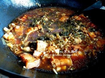 step9: 45分鐘後將梅菜加入拌勻蓋上蓋繼續用慢火炆30分鐘
