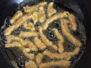 step4: 鍋裡熱油，7成熟下鍋炸，立馬轉小火。