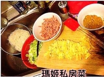 step2: 將所有想要既配料切絲或條👉🏻炒好放上碟