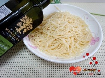 step1: 將義大利細麵煮熟撈出加一大匙美麗媞妮特級初榨橄欖油拌勻