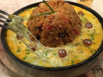 step13: 芝士撒入後，很快便會溶化，拉上的芝士呈一絲絲的，拌勻後就會黏着飯粒和材料。