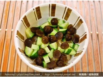 step4: 黑木耳QQ圓對切成半，與小黃瓜、柚子肉一同放入碗中。