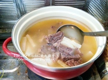 step10: 將隔去湯渣的牛肉湯連白蘿蔔片放回煲內 , 再加入已切件的牛展拌勻