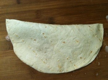 step22: (4) 將墨西哥薄餅皮對折後，在餅皮接合處用手按壓。再用食指沾取步驟(1)的麵糊，抹在餅皮接合處的餅皮上，再用手按壓，使<span class="group_2">盒子</span>更密合，<span class="group_2">盒子</span>就完成了。