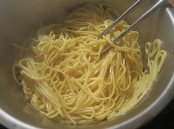 step1: 雞蛋麵煮熟撈起　拌一點食用油