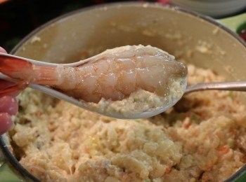 step5: 預備5、6只中式湯匙，每隻湯匙抹上一層薄油，然後鋪一半豆腐漿，蝦子沾少許生粉並放在豆腐漿上。