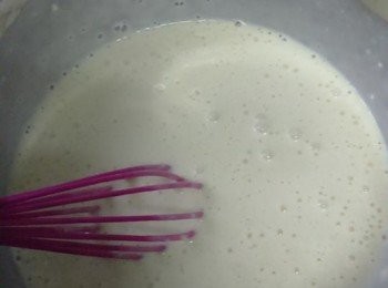 step5: 將韓國煎餅粉倒入清水中，攪拌至無粉粒