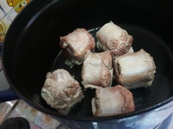 step3: 鐵鑄鍋燒熱，加入少許油煮熱，放入袋鼠尾略煎