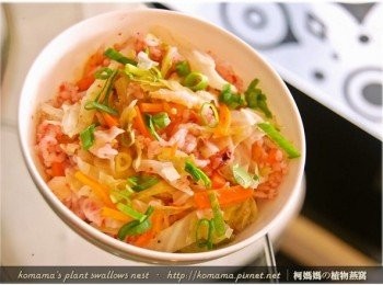 step7: 色、香、味皆俱足的「黑木耳紅麴菜飯」，茹素朋友也能一起享用！