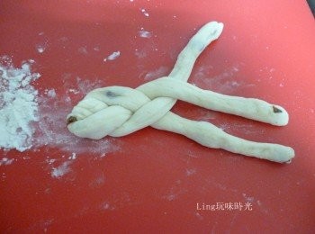 step5: 將每個麵團分割成3份，搓成15cm的長條，以三條為一組，編成辮子狀後棑入烤盤