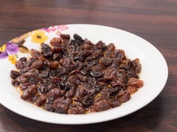 step1: 提子乾以杏仁酒浸泡備用。