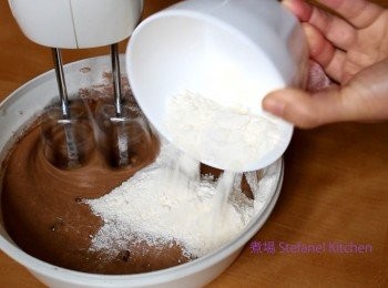step3: 再加入發粉、朱古力粉及普通麵粉略為攪拌, 最後在小碗入攪拌榛子醬及牛奶, 然後倒入大碗內混合粉漿