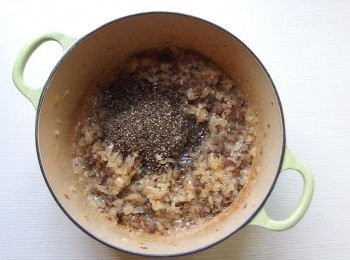 step4: 加入黑胡椒粉，翻炒出香味。再加入醬油及味醂。