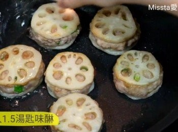 step5: 在鍋中燒熱油，放入蓮藕餅煎至兩面金黃。