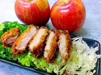 step7: 生菜洗瀝乾水份鋪在盤底~炸好的豬排放在去就可以囉~原味的豬排~可以再沾日式醬油~或千島沙拉醬或椒鹽一起食用喔~@@