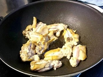 step2: 將膀上肉退冰後放入鍋中煎到皮呈現金黃色。