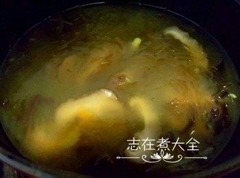 step3: 素上湯去渣後加入冬菇及木耳小火加煮半小時